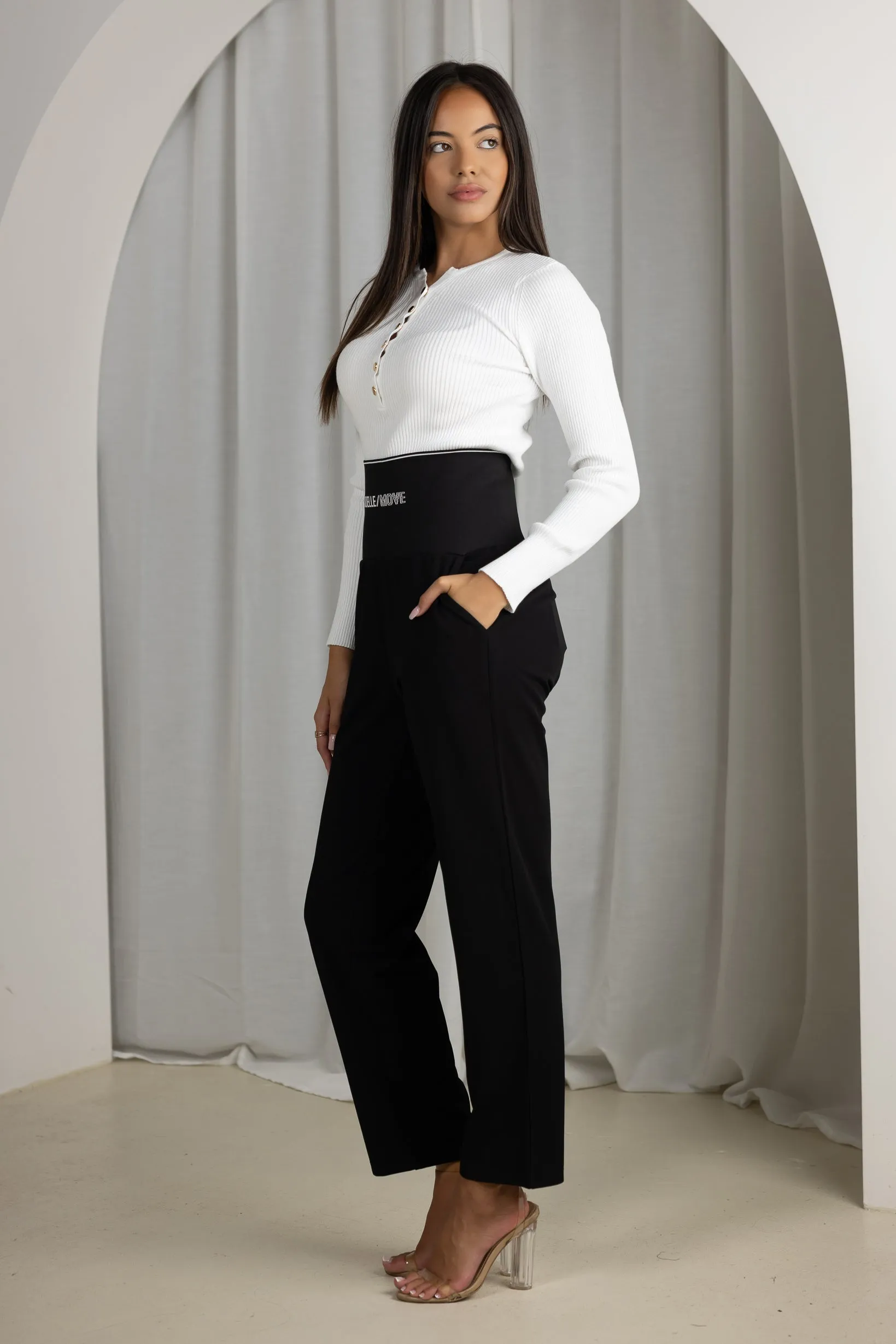 Modelle/Move High Waist Straight Leg Pants